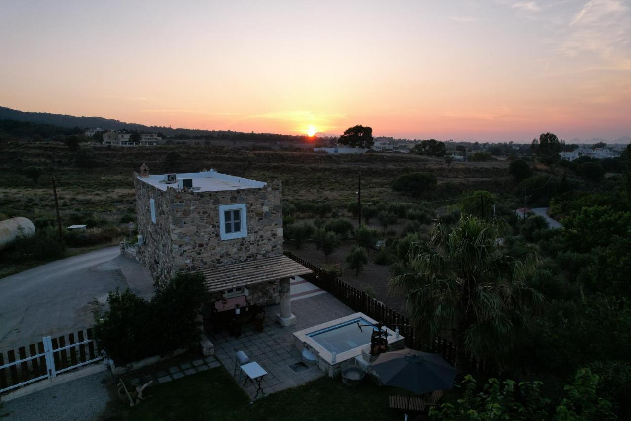 Traditional With Swimming Pool, Lawn Yard And Bbq Villa